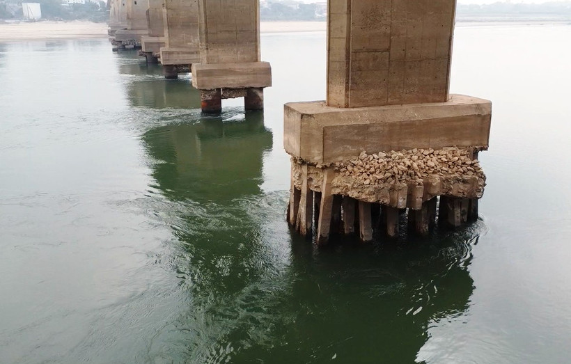 Trụ Cầu Trung Hà bị trơ bê tông, hư hỏng và cần sớm triển khai sửa chữa đột xuất. (Ảnh: PV/Vietnam+)