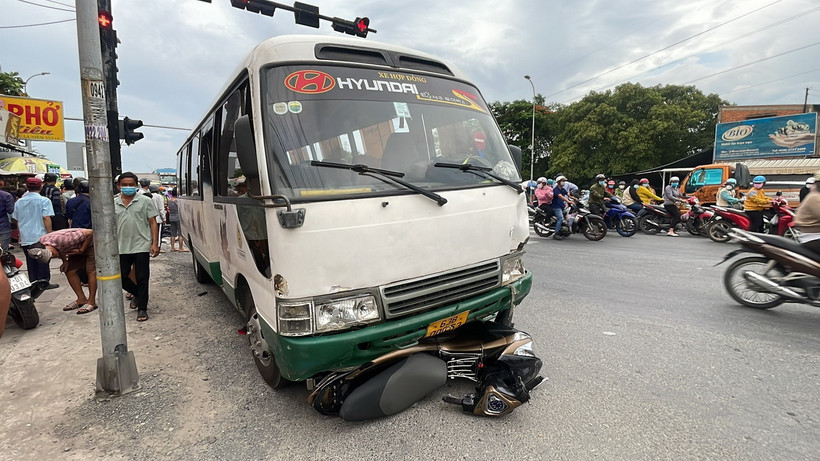 Xe khách đâm hàng loạt xe máy, một người tử vong tại chỗ. (Ảnh: TTXVN phát)