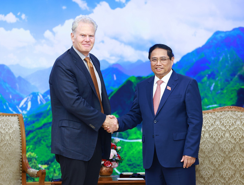 Thủ tướng Phạm Minh Chính tiếp ông Richard W. Smith, Chủ tịch kiêm Tổng giám đốc điều hành của Tập đoàn FedEx Express. (Ảnh: Dương Giang/TTXVN)