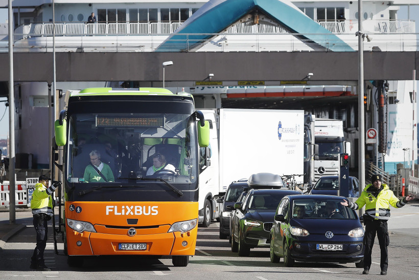 Cảnh sát Đan Mạch kiểm tra các phương tiện tại khu vực cửa khẩu Đan Mạch-Thụy Điển. (Ảnh: AFP/TTXVN)