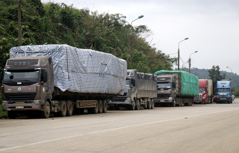 Xe container phía ngoài bãi kiểm hóa cửa khẩu Kim Thành. (Ảnh: Quốc Khánh/TTXVN)