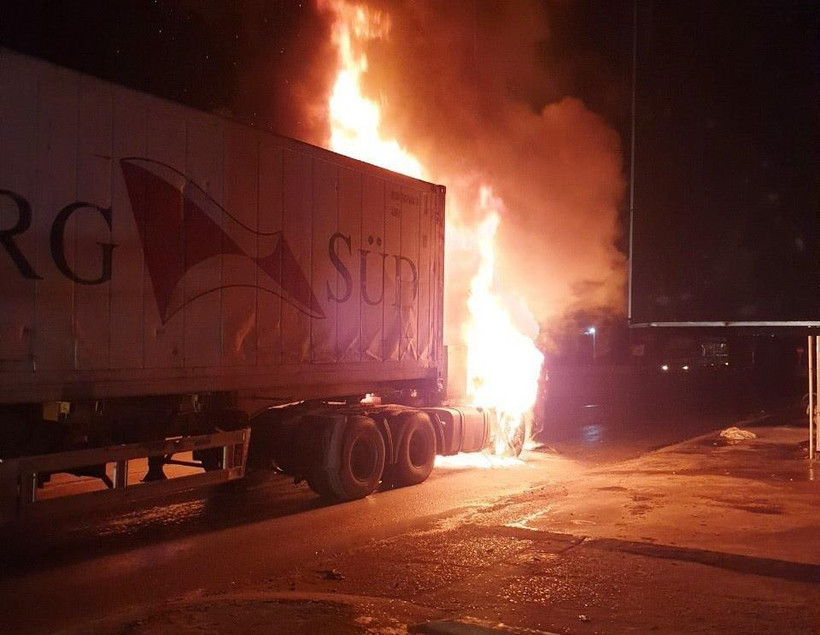 Hiện trường vụ cháy xe container trên Quốc lộ 1A. (Ảnh: TTXVN phát)