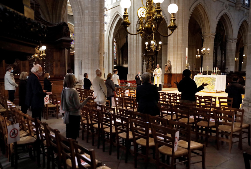 Các tín đồ Thiên chúa giáo cầu nguyện tại một nhà thờ ở Paris, Pháp ngày 24/5. (Ảnh: AFP/TTXVN)