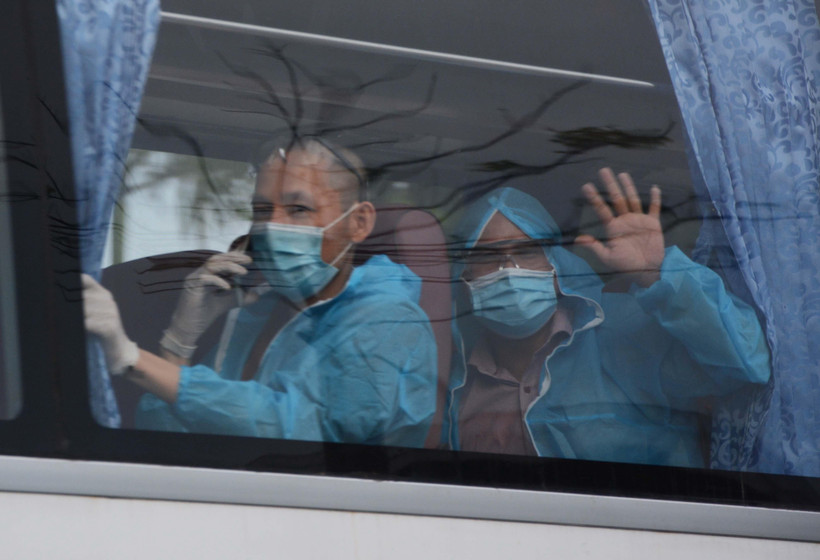 Hình ảnh những công dân của chuyến bay từ Myanmar về nước được chở đến khu cách ly. (Ảnh: Văn Dũng/TTXVN)