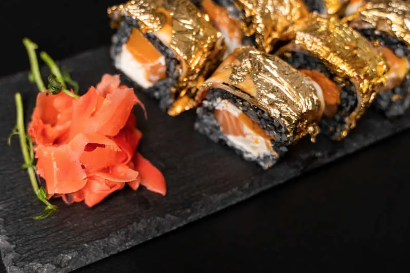 Món sushi được bọc vàng. (Ảnh: Shutterstock)