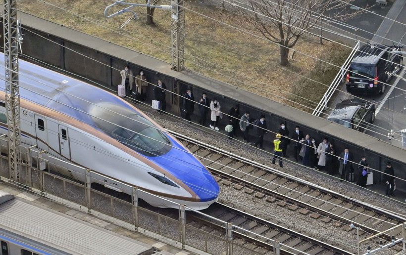 Tàu cao tốc shinkansen bị dừng trên đường ray do mất điện ở Saitama, gần Tokyo, Nhật Bản ngày 23/1/2024. (Ảnh: Kyodo/TTXVN)