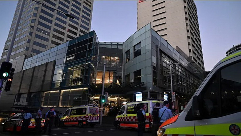 Cảnh sát phong tỏa bên ngoài trung tâm thương mại Westfield Bondi Junction ở Sydney, nơi xảy ra vụ tấn công bằng dao, ngày 13/4/2024. (Ảnh: AP/TTXVN)