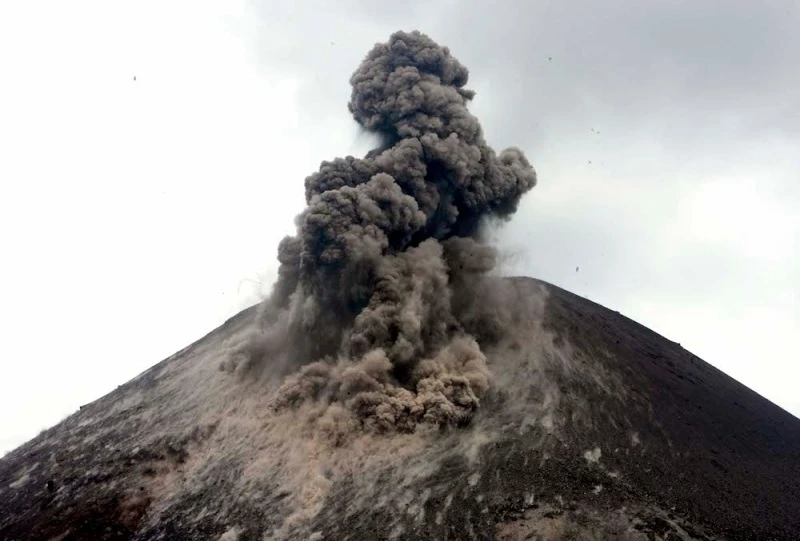 Núi lửa Anak Krakatau tại eo biển Sunda phun trào. (Nguồn: Reuters)