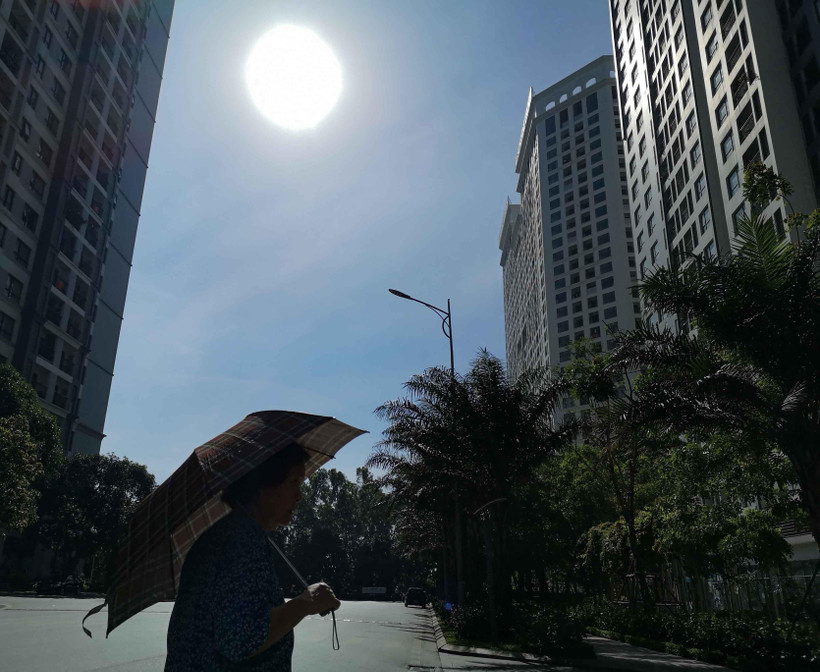 Tiếp xúc quá lâu với tia cực tím sẽ gây tổn thương và có nguy cơ dẫn đến ung thư da, gây ra ức chế hệ thống miễn dịch. (Ảnh: Thanh Tùng/TTXVN)