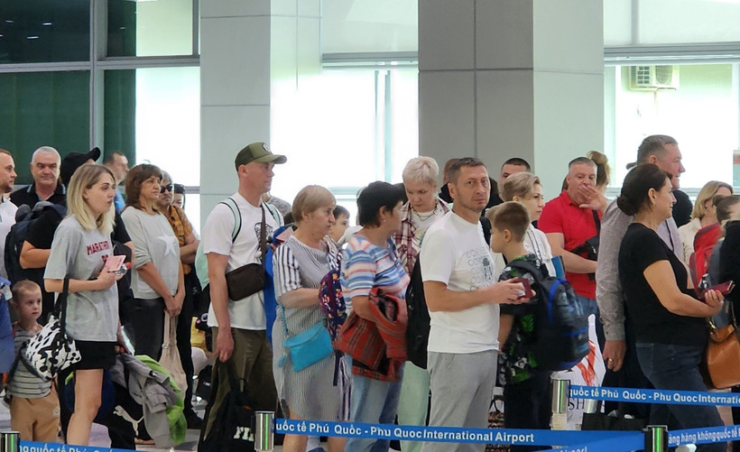 Khách quốc tế đến tham quan, du lịch đảo ngọc Phú Quốc làm thủ tục nhập cảnh tại Sân bay Quốc tế Phú Quốc. (Ảnh: Lê Huy Hải/TTXVN)