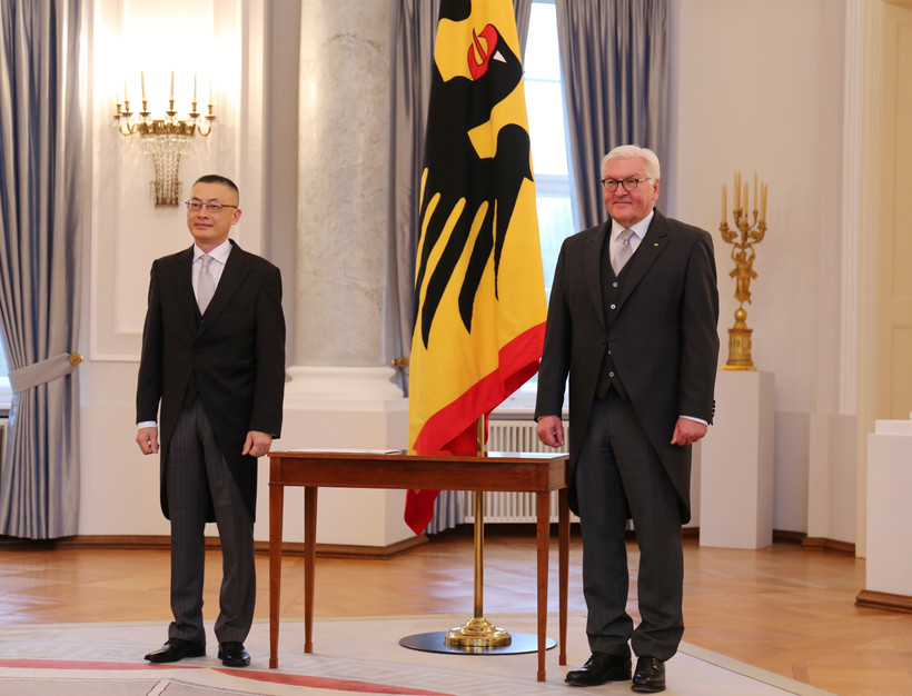 Đại sứ Vũ Quang Minh (trái) và Tổng thống Đức Frank-Walter Steinmeier tại Lễ trình Quốc thư. (Ảnh: Phương Hoa/TTXVN)