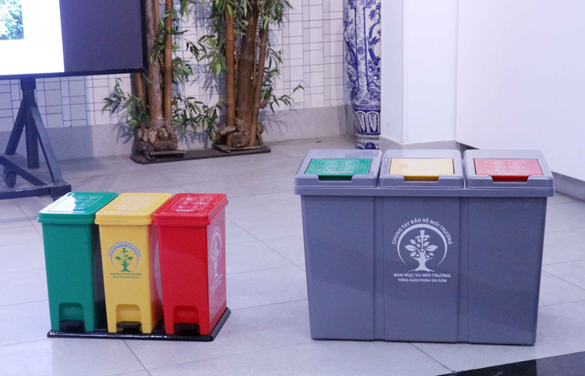 500 thùng 3 ngăn phân loại rác được chuyển đến 203 giáo xứ để sử dụng tại các nhà thờ, điểm truyền giáo trong toàn Tổng Giáo phận Thành phố Hồ Chí Minh. (Ảnh: Xuân Khu/TTXVN)