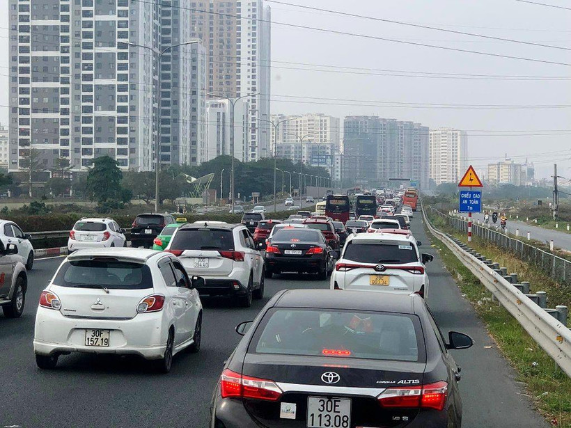 Phương tiện xếp hàng dài tại nút giao cuối đường cao tốc Pháp Vân hướng về trung tâm thành phố Hà Nội. (Ảnh: Việt Hùng/Vietnam+)