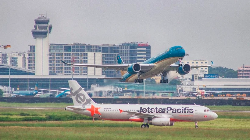 Máy bay của hai hãng hàng không Vietnam Airlines và Jetstar Pacific. (Ảnh: CTV/Vietnam+)
