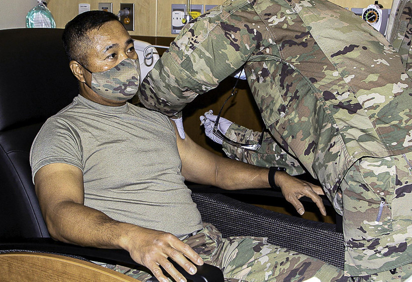 Binh sỹ thuộc Lực lượng Mỹ tại Hàn Quốc (USFK) được tiêm vaccine phòng COVID-19 tại Pyeongtaek, tỉnh Gyeonggi, Hàn Quốc, ngày 29/12/2020. (Ảnh: Yonhap/TTXVN)