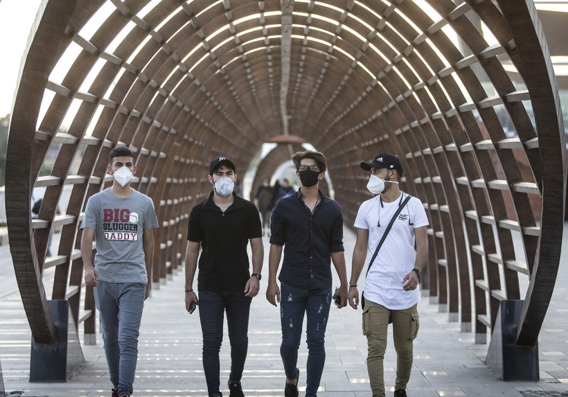 Người dân đeo khẩu trang phòng lây nhiễm COVID-19 tại Tehran, Iran. (Ảnh: THX/TTXVN)