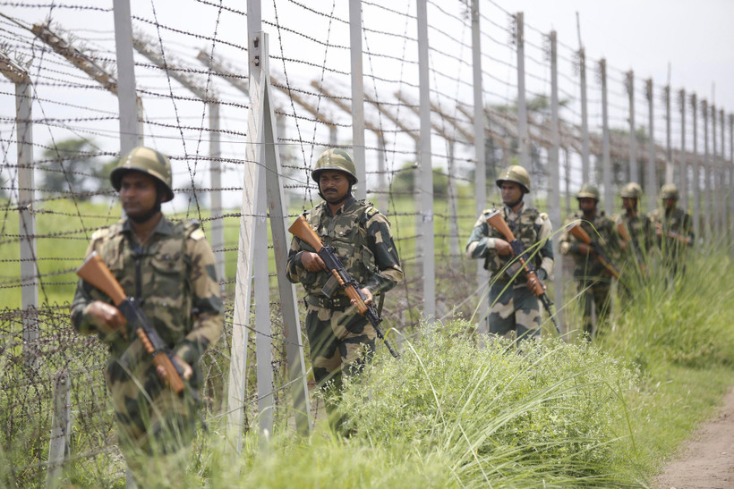 Lực lượng an ninh Ấn Độ tuần tra tại khu vực biên giới Ấn Độ- Pakistan. (Ảnh:AFP/TTXVN)