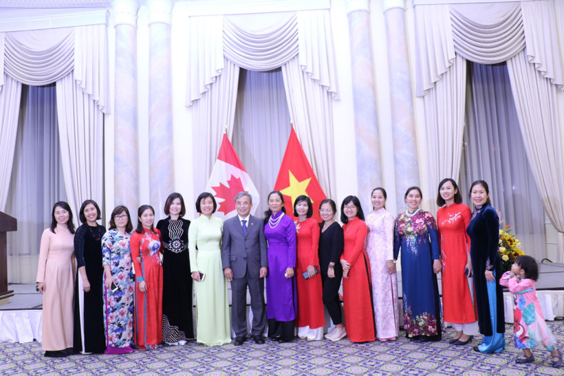 Đại sứ Nguyễn Đức Hòa và phu nhân chụp ảnh lưu niệm với cán bộ nữ của các cơ quan đại diện Việt Nam tại Canada. (Ảnh: Vũ Quang Thịnh/TTXVN)