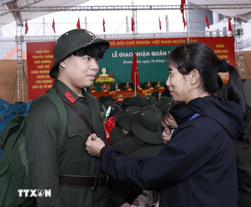 Người thân động viên thanh niên quận Hoàng Mai lên đường nhập ngũ. (Ảnh: Văn Điệp/TTXVN)
