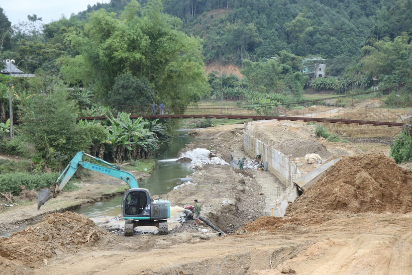 Trên công trường xây dựng kè chống sạt lở bảo vệ khu dân cư tại Bản Lạnh (xã Tân Tú) và thôn Chi Quảng B (trị trấn Phủ Thông), các kỹ sư, công nhân và máy móc đang tập trung, nhộn nhịp thi công. (Ảnh: Vũ Hoàng Giang/Vietnam+)