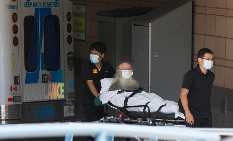 Chuyển bệnh nhân mắc COVID-19 tới bệnh viện tại Toronto, Canada, ngày 20/7/2020. (Ảnh: THX/TTXVN)