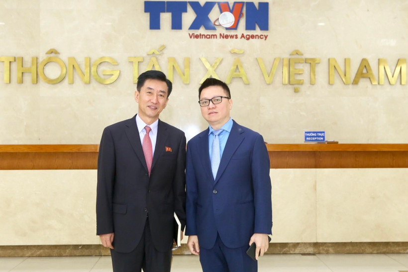 Phó Tổng Giám đốc TTXVN Lê Quốc Minh và ông Ri Ho-jun, Tham tán, Đại biện lâm thời Đại sứ quán Cộng hòa Dân chủ Nhân dân Triều Tiên tại Việt Nam. (Ảnh: Minh Quyết/TTXVN)