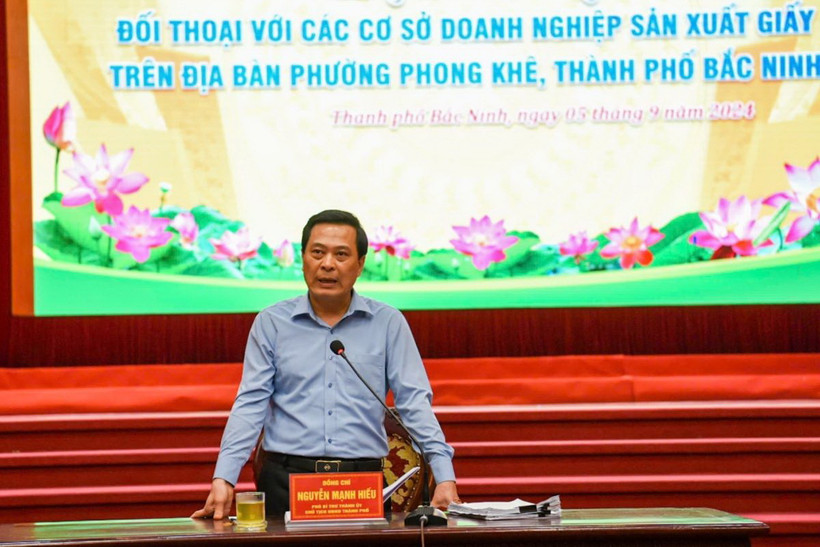 Chủ tịch UBND thành phố Bắc Ninh Nguyễn Mạnh Hiếu trao đổi tại buổi đối thoại. (Ảnh: Thái Hùng/TTXVN)
