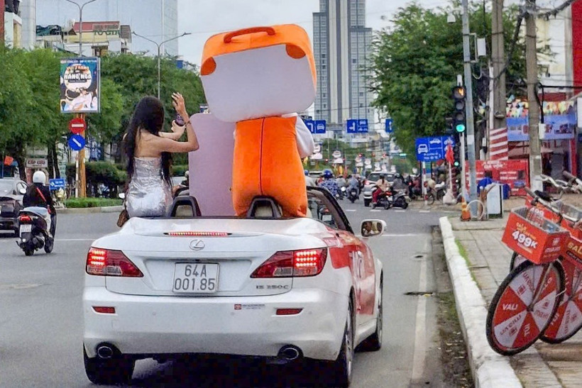 Hình ảnh xe ôtô Lexus mui trần chở hai người vi phạm quy định về an toàn giao thông trên Đại lộ Hòa Bình, thành phố Cần Thơ. (Ảnh: TTXVN phát)