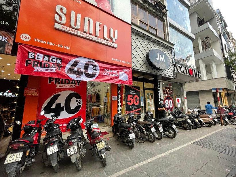 Các cửa hàng đồng loạt treo biển giảm giá 'sốc' nhân dịp Black Friday. (Ảnh: PV/Vietnam+)