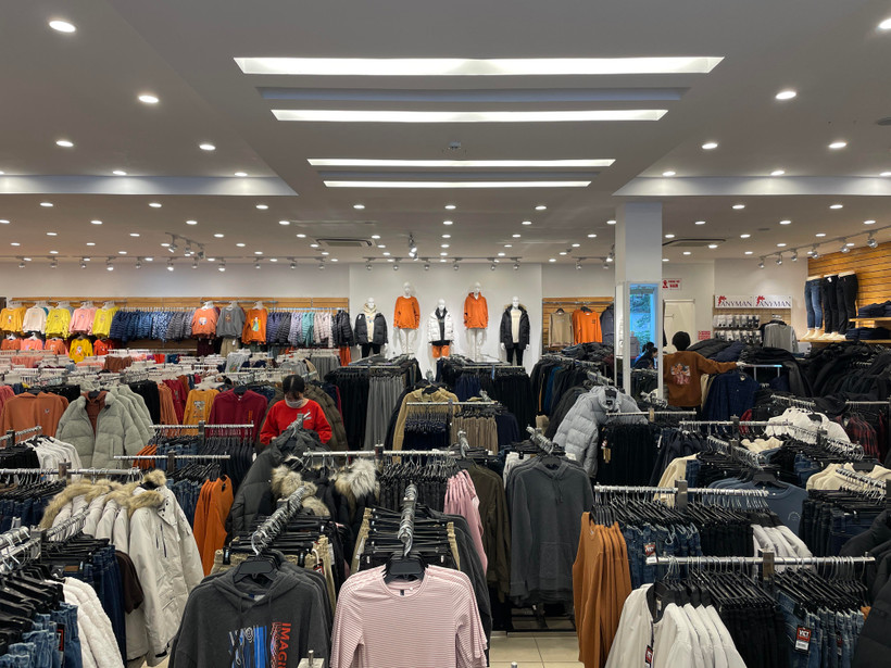 Các cửa hàng kinh doanh thời trang đã ngập tràn đồ mùa Đông để phục vụ khách. (Ảnh: PV/Vietnam+)