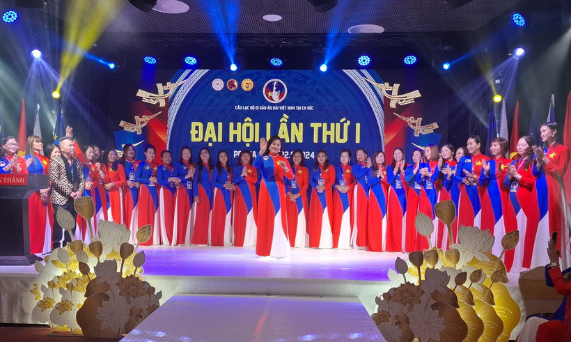 Ban chấp hành Câu lạc bộ di sản áo dài Việt Nam tại Cộng hòa Séc nhiệm kỳ 2024-2029 ra mắt. (Ảnh: Ngọc Long/ TTXVN)