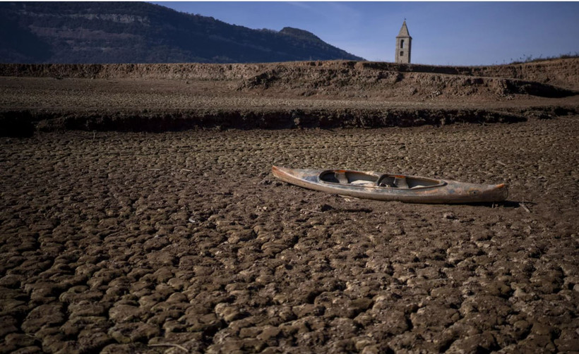 Lòng hồ khô cạn do hạn hán ở Vilanova de Sau, cách Barcelona khoảng 100km về phía Bắc. (Ảnh: AP)