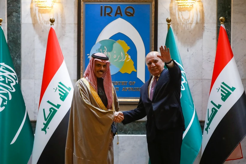 Ngoại trưởng Iraq Fuad Hussein (phải) và Ngoại trưởng Saudi Arabia Faisal bin Farhan Al-Saud tại cuộc gặp ở Baghdad ngày 2/2/2023. (Ảnh: AFP/ TTXVN)