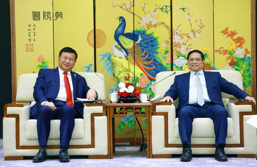 Thủ tướng Phạm Minh Chính tiếp ông Đới Hòa Căn, Chủ tịch Tập đoàn Xây dựng công trình đường sắt Trung Quốc (CRCC). (Ảnh: Dương Giang/TTXVN)