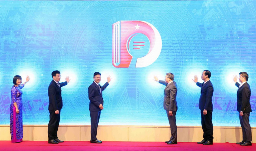 Phó Thủ tướng Lê Thành Long và Bộ trưởng Bộ Tư pháp Nguyễn Hải Ninh cùng các đại biểu thực hiện nghi thức Công bố Bộ pháp điển Việt Nam. (Ảnh: Phạm Kiên/ TTXVN)