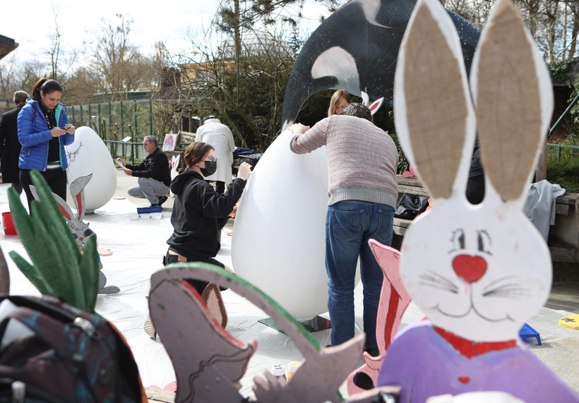Hàng trăm quả trứng Phục sinh khổng lồ đã được trang trí đủ màu sắc tại Vườn thú Zagreb, ở Zagreb, Croatia để chào đón Lễ Phục sinh. (Ảnh: THX/TTXVN)
