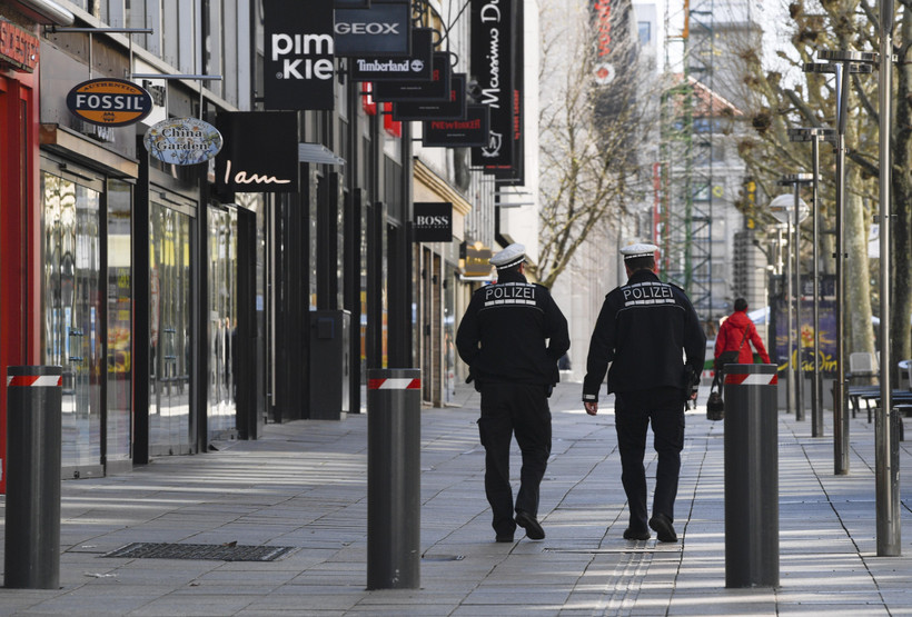 Nhân viên an ninh tuần tra gần Koeniggstrasse, một khu phố thương mại sầm uất ở Stuttgart, miền Nam Đức trong bối cảnh lệnh hạn chế được ban bố do dịch COVID-19. (Ảnh: AFP/TTXVN)