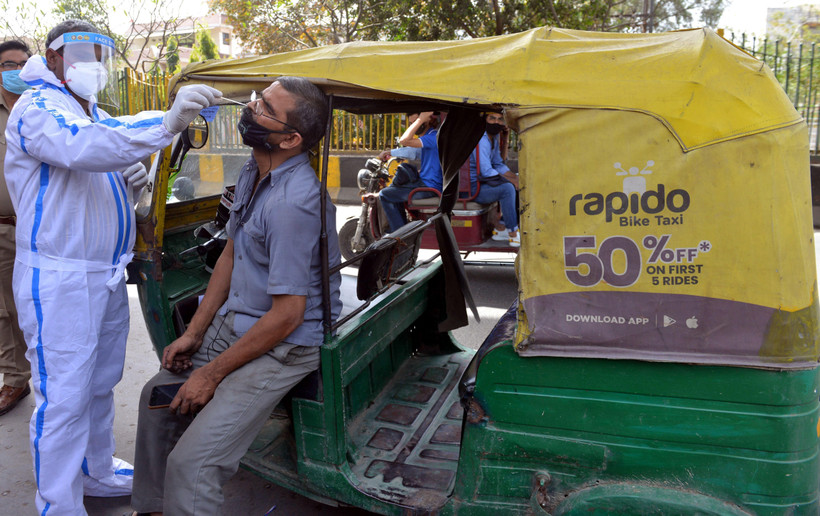 Nhân viên y tế lấy mẫu xét nghiệm COVID-19 cho người dân tại New Delhi, Ấn Độ, ngày 25/3/2021. (Ảnh: THX/TTXVN)