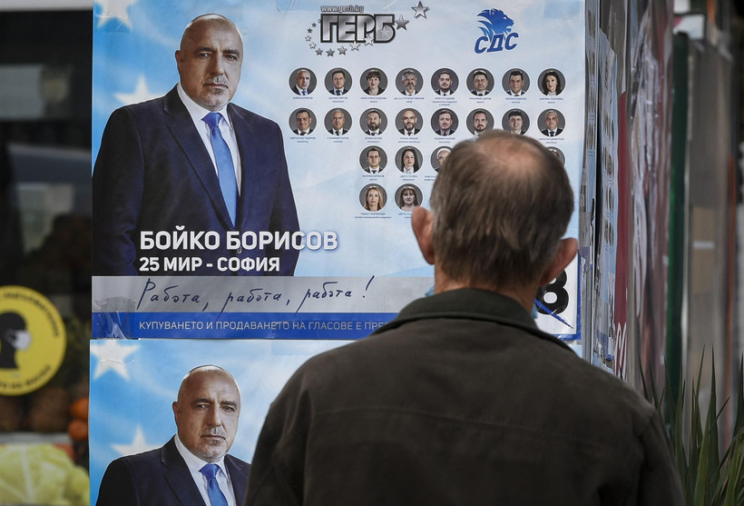 Ápphích bầu cử in chân dung Thủ tướng Bulgaria Boyko Borissov, lãnh đạo đảng Công dân vì sự phát triển châu Âu (GERB) tại Bankya ngày 2/4/2021. (Nguồn: AFP/TTXVN)