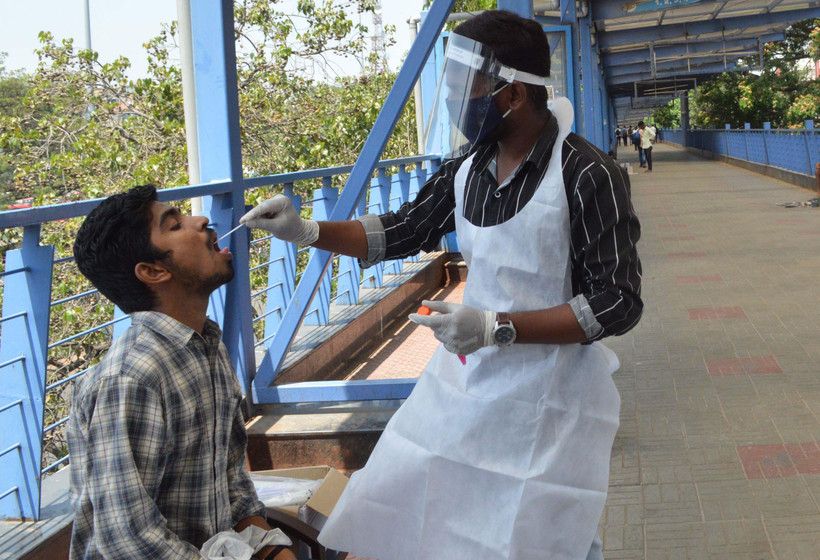 Nhân viên y tế lấy mẫu xét nghiệm COVID-19 tại Bangalore, Ấn Độ, ngày 1/4/2021. (Ảnh: THX/TTXVN)