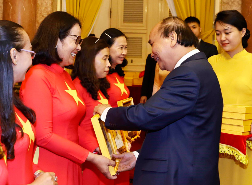 Chủ tịch nước Nguyễn Xuân Phúc tặng chân dung 'Chủ tịch Hồ Chí Minh' cho các đại biểu. (Ảnh: Thống Nhất/TTXVN)