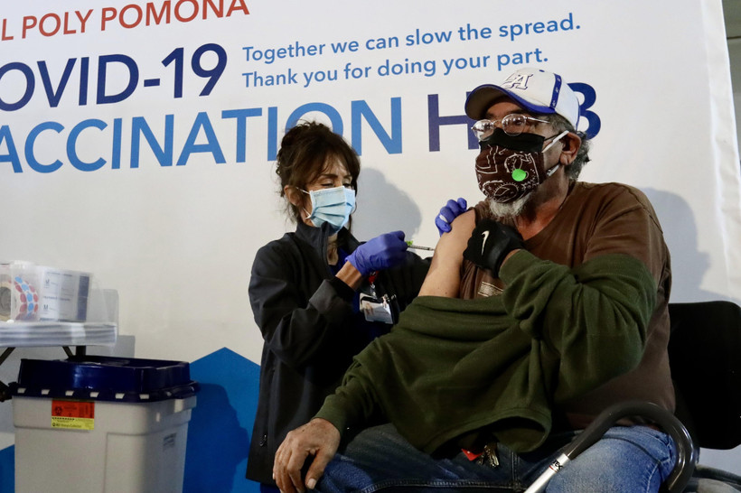 Tiêm chủng vaccine ngừa COVID-19 tại Los Angeles, Mỹ. (Ảnh: THX/TTXVN)