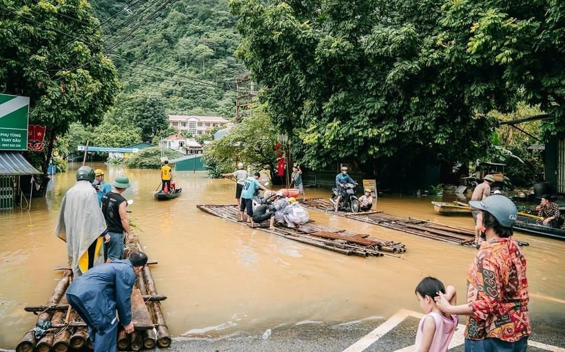 Tuyến đường thuộc thị trấn Pác Mjầu, huyện Bảo Lâm bị ngập sâu, người dân phải dùng bè mảng để di chuyển. (Ảnh: Bảo Chung/TTXVN phát)