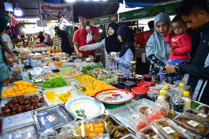 Người dân mua thực phẩm tại khu chợ ở Narathiwat, Thái Lan. (Ảnh: AFP/TTXVN)