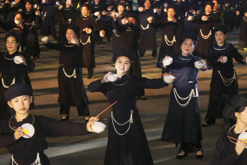 Màn múa bát với sự tham gia của 1.000 diễn viên là điểm nhấn tại chương trình. (Ảnh: Vũ Hoàng Giang/TTXVN)