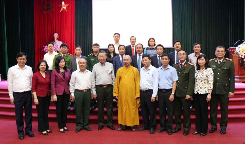 Bộ trưởng Bộ Công an Tô Lâm, các đồng chí lãnh đạo tỉnh Bắc Ninh và cử tri. (Ảnh: Thái Hùng/TTXVN)