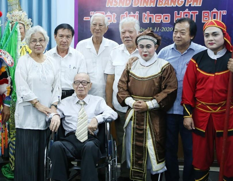 Nghệ sỹ nhân dân Đinh Bằng Phi chụp ảnh lưu niệm cùng Hội nghệ sỹ sân khấu Thành phố Hồ Chí Minh. (Ảnh: Thu Hương/TTXVN)