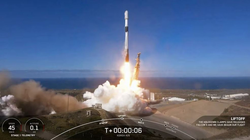 tên lửa đẩy Falcon 9 đưa vệ tinh trinh sát quân sự của Hàn Quốc bay vào quỹ đạo. (Nguồn: SpaceX/AP)