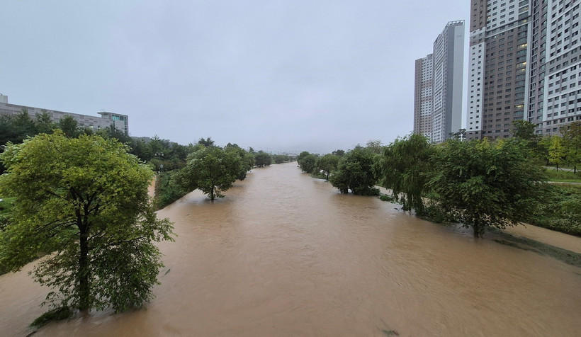 Mực nước dâng cao sau những trận mưa lớn tại Daejeon, Hàn Quốc, ngày 21/9/2024. (Ảnh: Yonhap/TTXVN)
