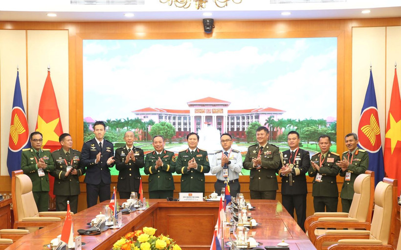 Đại tướng Nguyễn Tân Cương cùng các đại biểu tham dự hội nghị. (Ảnh: Hồng Pha/TTXVN phát)